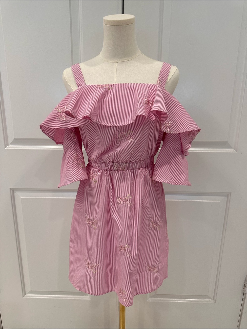 NWT Romeo & Juliet Couture Playful pink dress with delicate floral embroidery
